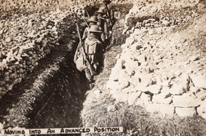 Moving into an Advanced Position Soldiers in Trench WWI old Photo 1914-1918