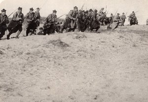 Infantry Attacking Bayonet Rifles WWI old Photo 1914-1918