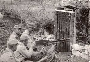 Machine Gun in Action Artillery WWI old Photo 1914-1918