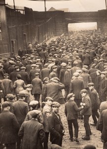 Scotland WWI Clyde Shipyard Workers at Meal Time old Photo 1914-1918