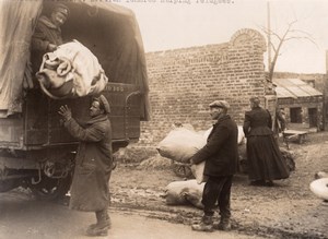 France WWI Western Front British Tommies helping Refugees old Photo 1914-1918