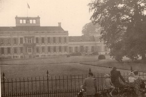 Netherlands Zeist? Group in a Park Castle? old Amateur Photo 1950's