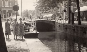 Netherlands Delft? 3 Ladies by Canal Tourists old Amateur Photo 1950's