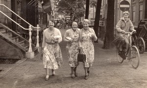 Netherlands Delft? 3 Ladies Tourists Bicycle old Amateur Photo 1950's