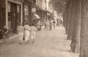 Netherlands Delft Street Scene 3 Ladies Tourists old Amateur Photo 1950's