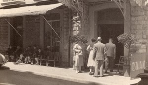 Espagne Burgos Groupe a la porte d'un Restaurant Ancienne Photo Amateur 1950's
