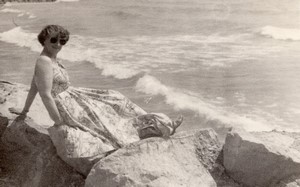 France Dame assise sur un rocher Bord de mer Ancienne Photo Amateur 1950's