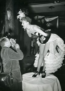 France Photographe et son modèle tirant la langue Ancienne Photo 1950