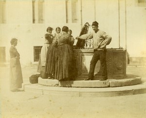 Italy Venice Public Fountain Well Group animated scene Old Photo 1890