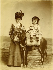 Belgique Ostende au studio du Photographe Jeu d'Enfants Mulet Ancienne Photo 1910