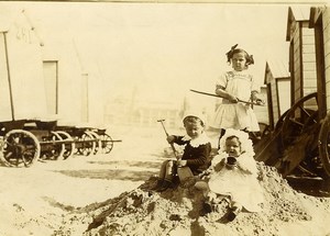 Belgique Ostende Jeu d'Enfants Cabines de Plage Pelle Ancienne Photo Amateur 1900