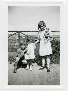 France Fillettes et Deux Poupées Jeu d'Enfants Ancienne Photo Amateur 1950