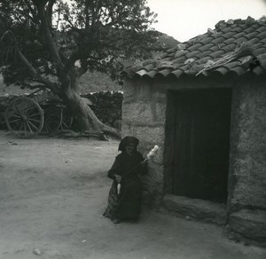 France Corse Sartene Femme Filant sa quenouille ancienne photo stereo Amateur 1920