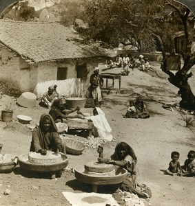 India Mount Abu women grinding at the mills Old Stereoview Photo Underwood 1902