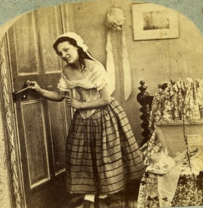 Irish Scene de Genre she fastened the door with a skewer Stereoview Photo 1865