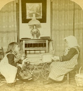 USA Scene de Genre Little Girls & Doll Strohmeyer & Wyman Stereoview Photo 1892