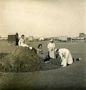 Belgium Blankenberge beach view Digging Sand Old NPG Stereoview Photo 1900's